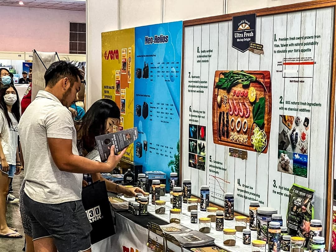 參觀者在新加坡展會的鮮蝦食譜攤位前看產品