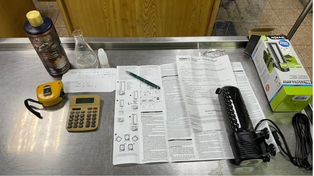 桌上攤開的設備說明書、計算機與過濾器