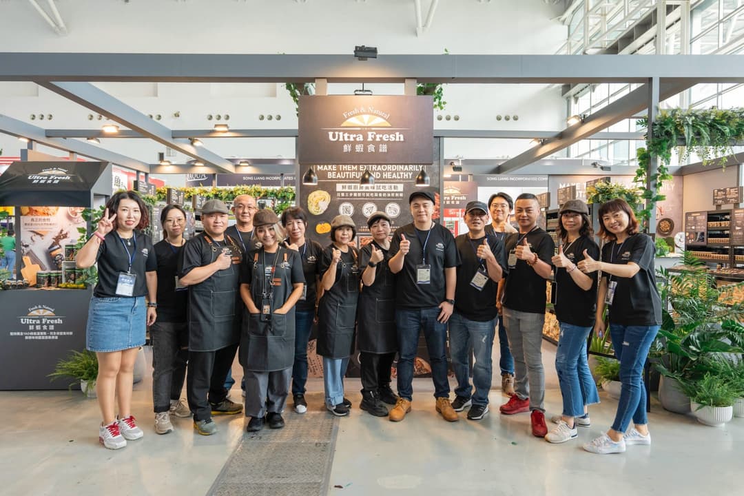 2023 觀賞魚博覽會鮮蝦食譜攤位前的團隊大合照