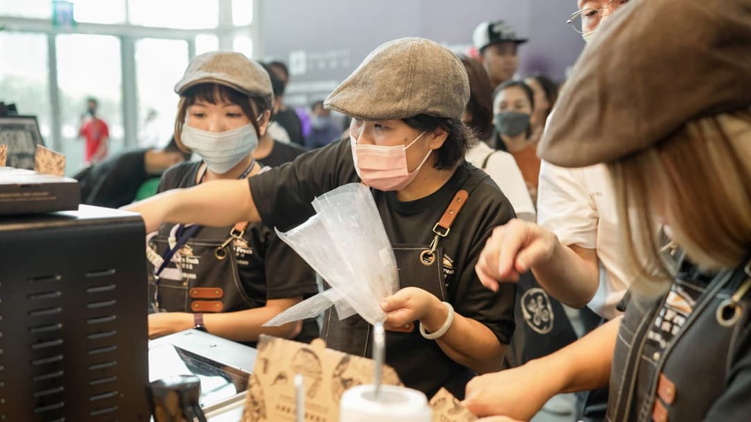 工作人員在展位吧台為訪客準備餐點