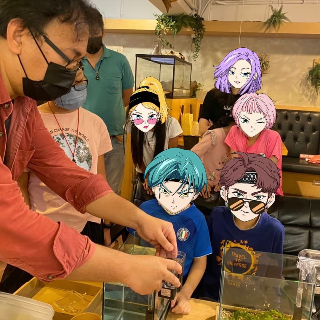 大人帶著小朋友在桌邊組裝小型水族缸