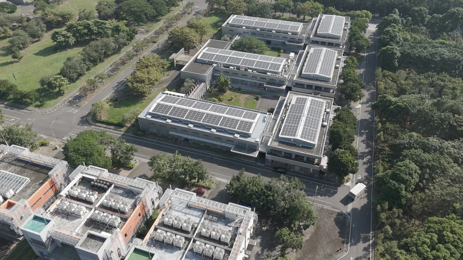 廠區建築與屋頂太陽能板的空拍畫面