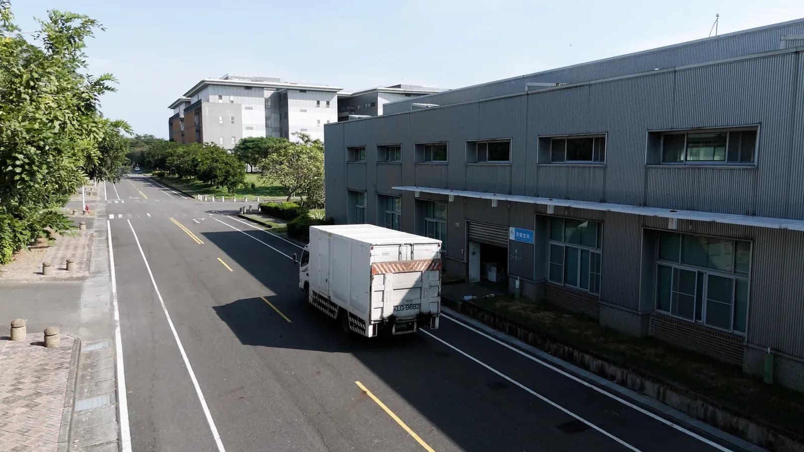 廠房外的道路與貨車